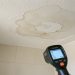 Fuite au plafond sous salle de bains : trouver l’origine sans ouvrir